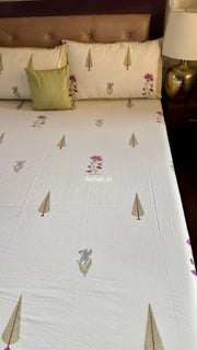 aenak-dusty-mulberry-handblock-bedsheet-quilted-bedcover-combo-ivory-white