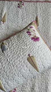aenak-dusty-mulberry-handblock-bedsheet-quilted-bedcover-combo-ivory-white