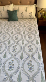 aenak-blue-periwinkle-jaal-handblock-bedsheet-quilted-bedcover-combo-set