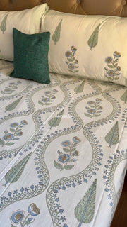 aenak-blue-periwinkle-jaal-handblock-bedsheet-quilted-bedcover-combo-set