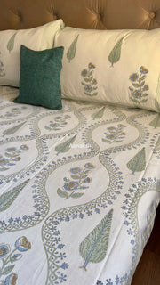 aenak-blue-periwinkle-jaal-handblock-bedsheet-quilted-bedcover-combo-set