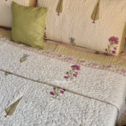 aenak-dusty-mulberry-handblock-bedsheet-quilted-bedcover-combo-ivory-white