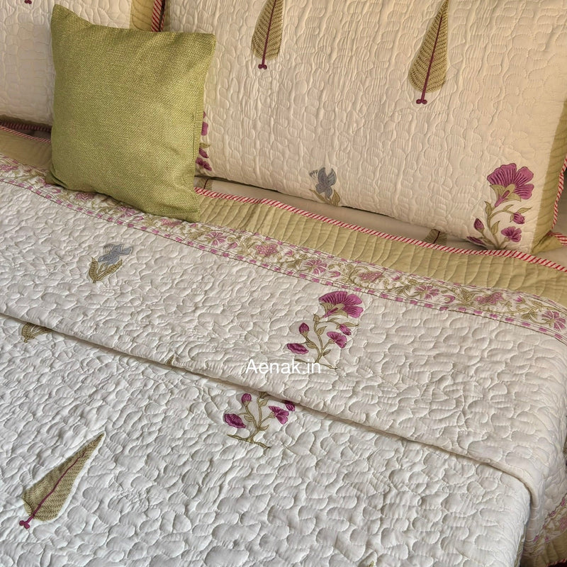 aenak-dusty-mulberry-handblock-bedsheet-quilted-bedcover-combo-ivory-white
