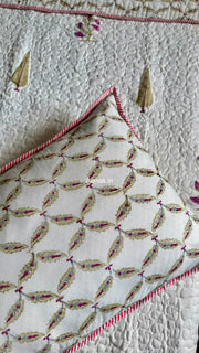 aenak-dusty-mulberry-handblock-bedsheet-quilted-bedcover-combo-ivory-white