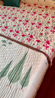 aenak-magenta-floral-garden-handblock-reversible-mulmul-cotton-quilt-light-cream-base-copy