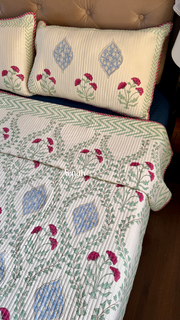 aenak-pink-poppy-handblock-bedsheet-quilted-bedcover-combo-set-light-beige-base