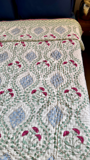 aenak-pink-poppy-handblock-printed-reversible-mulmul-cotton-quilt-light-beige-base