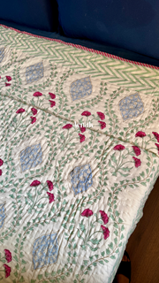 aenak-pink-poppy-handblock-bedsheet-quilt-combo-set-light-beige-base
