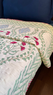 aenak-pink-poppy-handblock-bedsheet-quilt-combo-set-light-beige-base