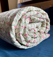 aenak-pink-poppy-handblock-bedsheet-quilt-combo-set-light-beige-base