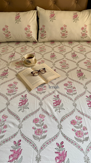 aenak-pink-periwinkle-jaal-handblock-bedsheet-straight-quilted-bedcover-combo-set