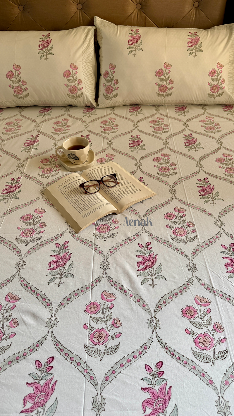 aenak-pink-periwinkle-jaal-handblock-bedsheet-straight-quilted-bedcover-combo-set
