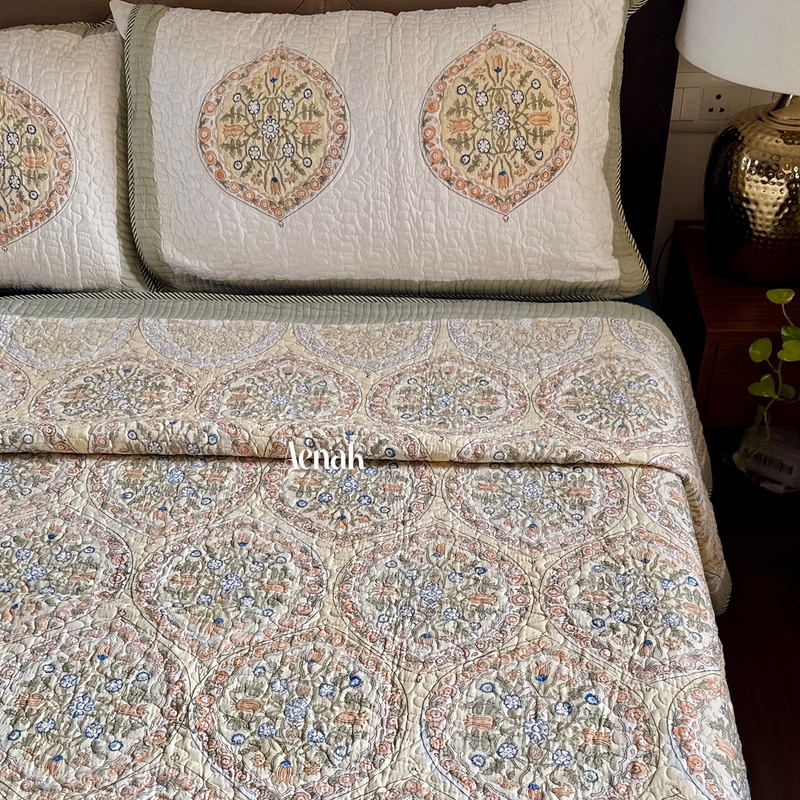 aenak-pastel-yellow-geometric-handblock-printed-reversible-quilted-bedcover-set
