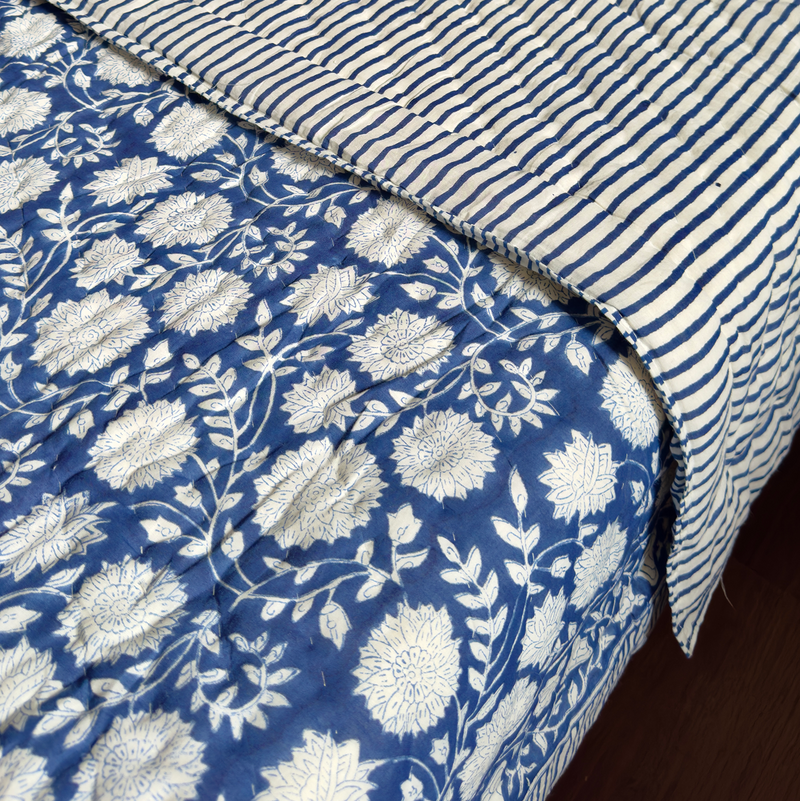 aenak-blue-floral-garden-bedsheet-quilt-combo-set