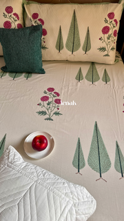 aenak-magenta-floral-garden-handblock-bedsheet-quilted-bedcover-combo-set-ivory-base