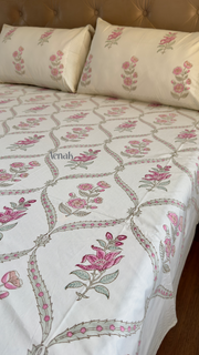 aenak-pink-periwinkle-jaal-handblock-bedsheet-straight-quilted-bedcover-combo-set