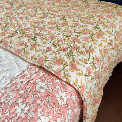 aenak-pinkish-peach-dahlia-handblock-bedsheet-quilt-combo-set
