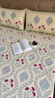 aenak-pink-poppy-handblock-bedsheet-quilted-bedcover-combo-set-light-beige-base