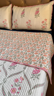 aenak-pink-periwinkle-jaal-handblock-bedsheet-straight-quilted-bedcover-combo-set