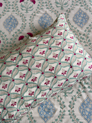 aenak-pink-poppy-handblock-bedsheet-quilted-bedcover-combo-set-light-beige-base