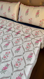 aenak-pink-periwinkle-jaal-handblock-bedsheet-straight-quilted-bedcover-combo-set