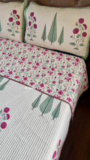 aenak-magenta-floral-garden-handblock-printed-reversible-quilted-bedcover-set-ivory-base