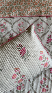 aenak-pink-periwinkle-jaal-handblock-bedsheet-straight-quilted-bedcover-combo-set