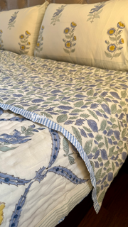 aenak-blue-periwinkle-handblock-bedsheet-quilt-combo-set-beige-base