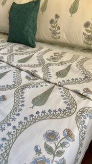 aenak-blue-periwinkle-jaal-handblock-bedsheet-dohar-combo-set