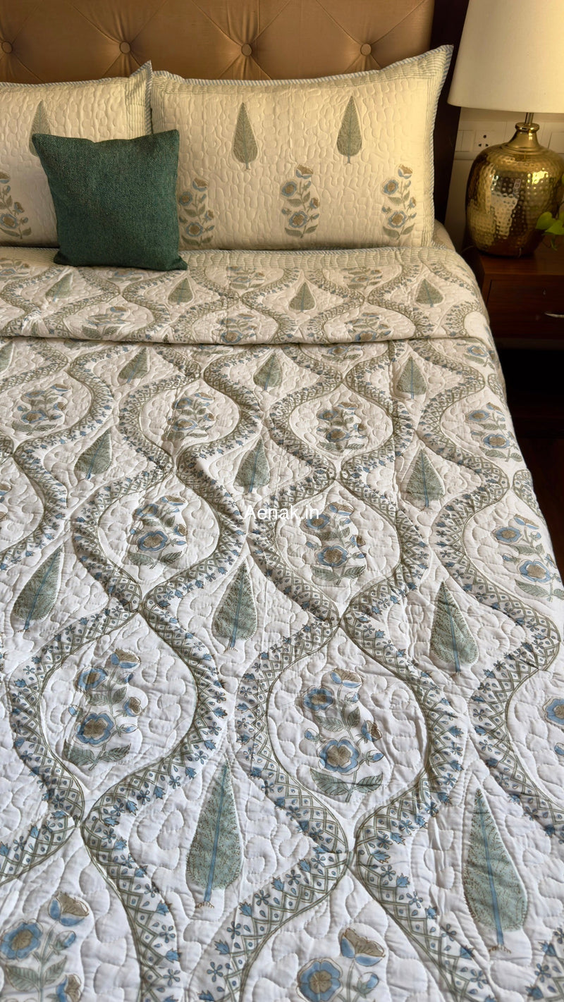 aenak-blue-periwinkle-jaal-handblock-bedsheet-quilted-bedcover-combo-set