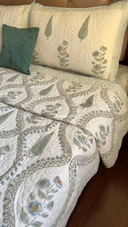 aenak-blue-periwinkle-jaal-handblock-bedsheet-quilted-bedcover-combo-set