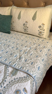 aenak-blue-periwinkle-jaal-handblock-bedsheet-quilted-bedcover-combo-set