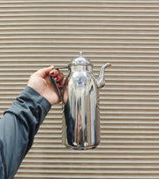 nyra-kitchenware-1-litre-stainless-steel-oil-dispenser-with-glossy-silver-finish-covered-lid-side-handle-and-long-pouring-spout-a-practical-kitchen-essential-for-oil-and-ghee