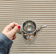nyra-kitchenware-1-litre-stainless-steel-oil-dispenser-with-glossy-silver-finish-covered-lid-side-handle-and-long-pouring-spout-a-practical-kitchen-essential-for-oil-and-ghee