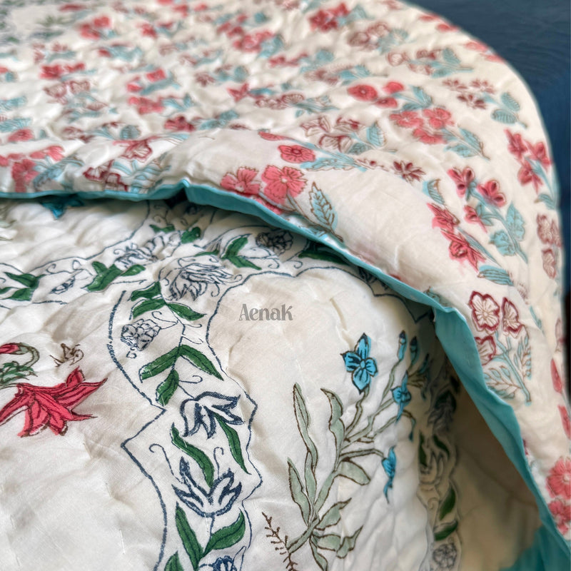aenak-red-blue-floral-jaal-handblock-bedsheet-quilt-combo-set
