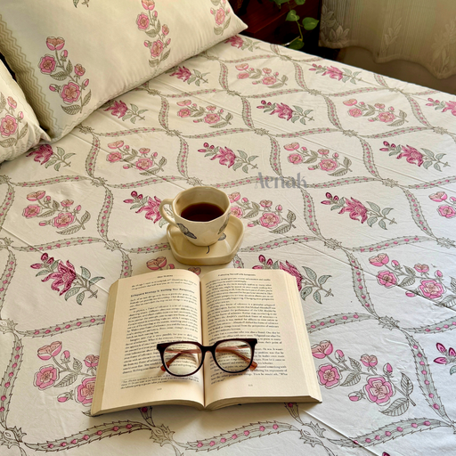 aenak-pink-periwinkle-jaal-handblock-bedsheet-straight-quilted-bedcover-combo-set