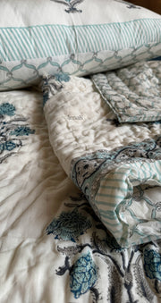 aenak-teal-blue-dahlia-handblock-bedsheet-quilt-combo-set