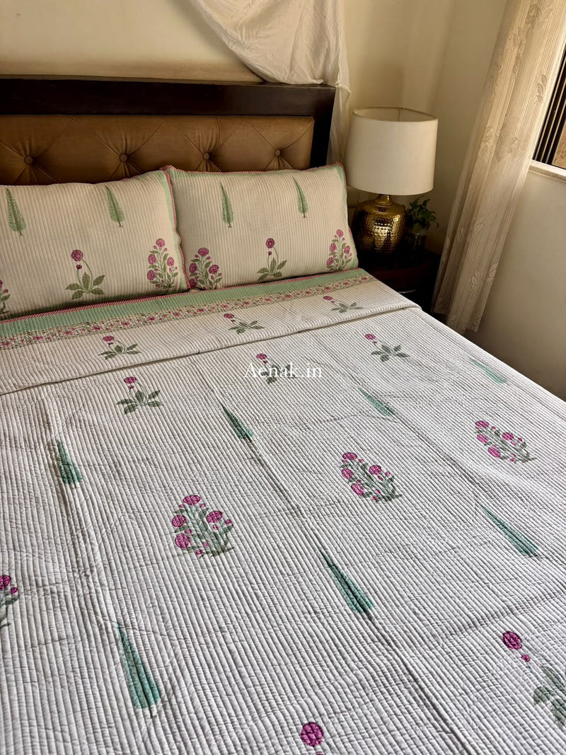 aenak-light-purple-floral-handblock-bedsheet-straight-quilted-bedcover-combo-set