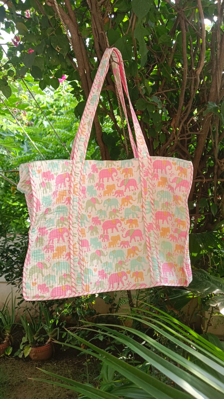 aenak-pink-elephant-quilted-cotton-zipper-travel-bag