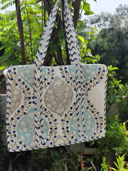 aenak-pink-floral-jaal-quilted-cotton-zipper-travel-bag-copy